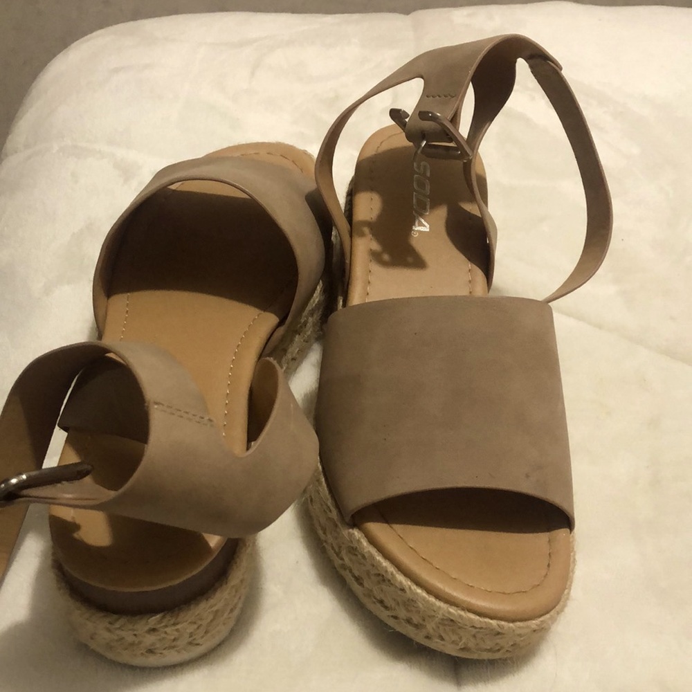 tan platforms